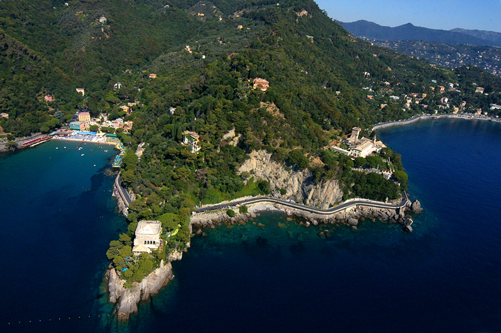 La baia di Paraggi e la Valle dell'Acqua Viva