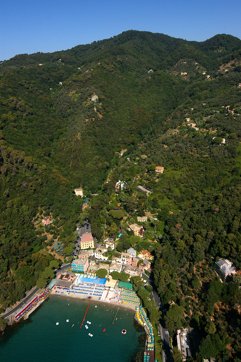 La baia di Paraggi vista dall' elicottero