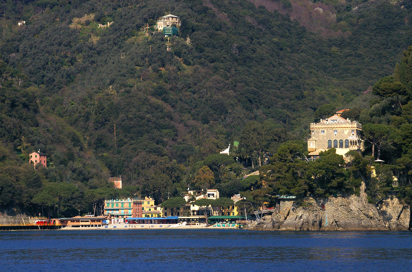 La baia ed il castello di Paraggi